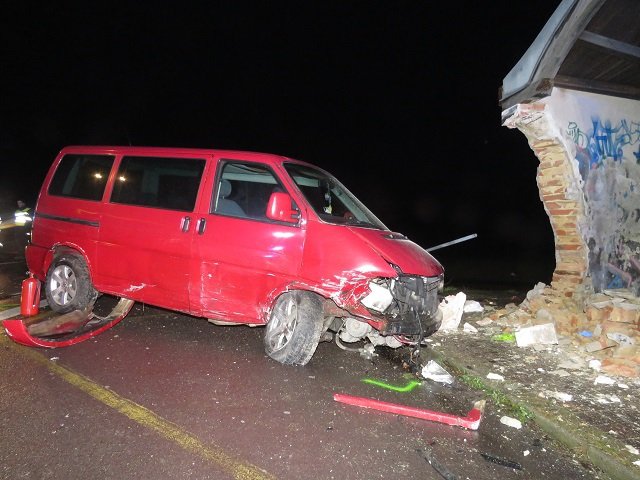 Po nehodě u Oleksovic na Znojemsku jeden z řidičů utekl. Jak se ukázalo, má zákaz řízení, jel pod vlivem drog a ještě v kradené dodávce.