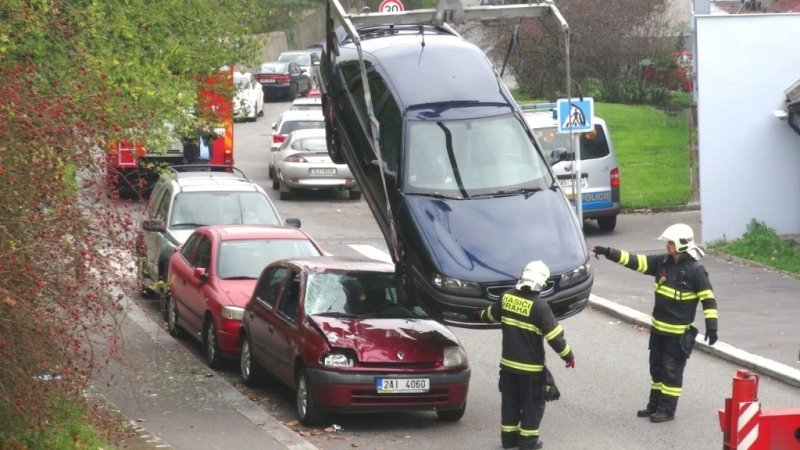 Hasiči museli auto sundat pomocí  jeřábu