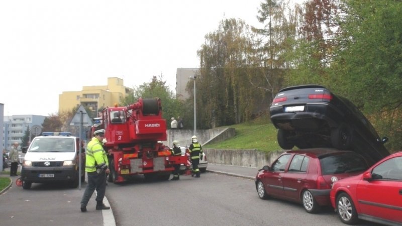 Senior poškodil i další dvě auta