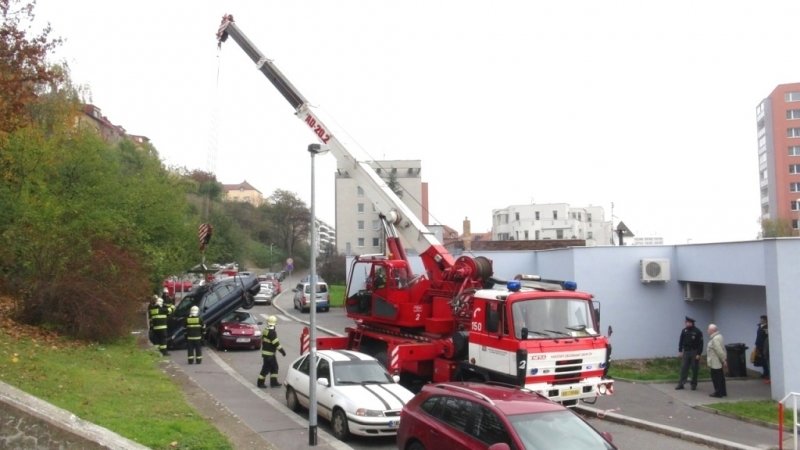 Hasiči museli nechat přistavit jeřáb, kterým auto sundali