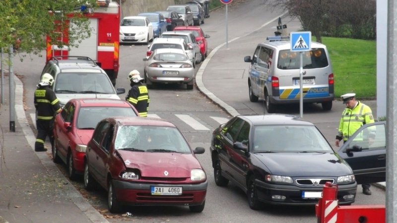 Nakonec se auto vrátilo na silnici. Škoda je 150 tisíc korun