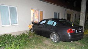 Opilý řidič na Znojemsku své BMW zaparkoval v obýváku cizího domu.