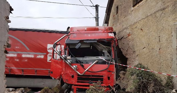 Děsivá nehoda na Domažlicku: Kamion naboural do rodinného domu