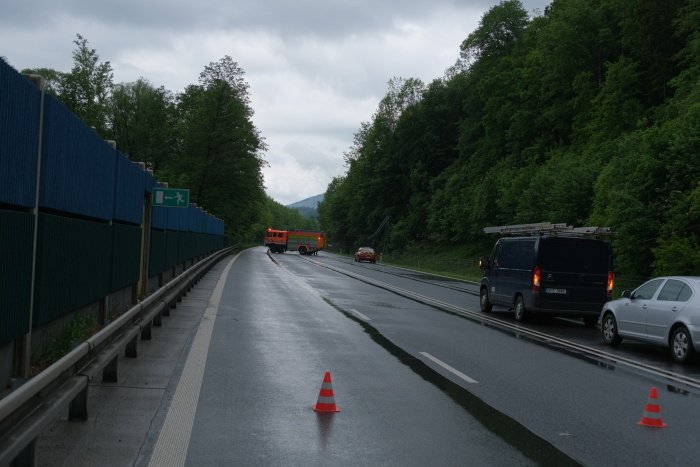 Hasiči odstraňují dráty a přelomený sloup elektrického napětí na hlavním tahu z Frýdku-Místku do Ostravice.