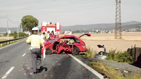 Řidič fabie neměl šanci. Srážka auto zcela zdemolovala.