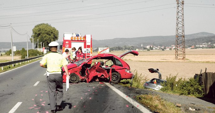 Řidič fabie neměl šanci. Srážka auto zcela zdemolovala.