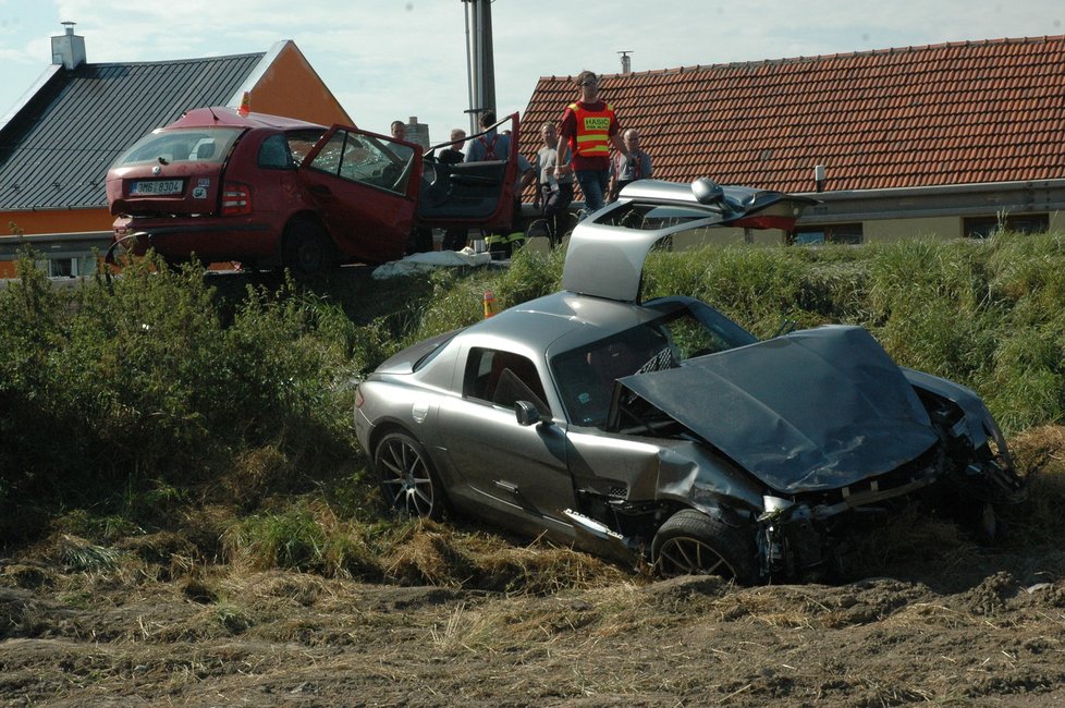 Řidič sportovního mercedesu ignoroval omezení rychlosti i další zásady bezpečnosti