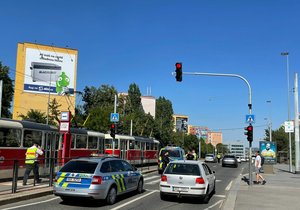 Policisté na Evropské srazili dítě. Letěl pro něj vrtulník.