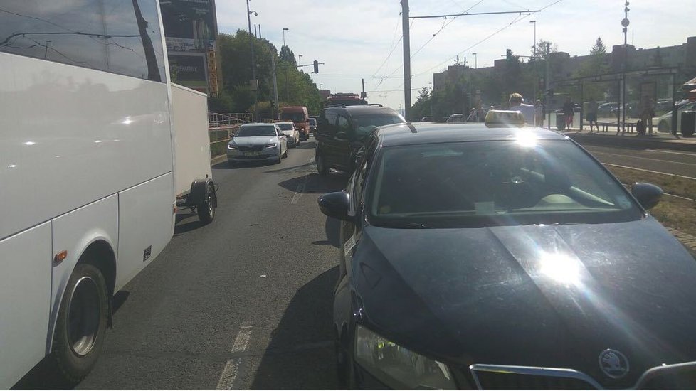 V Praze 6 se srazilo celkem pět aut.