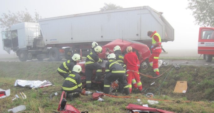 Následky nehody felicie a kamionu na Rychnovsku