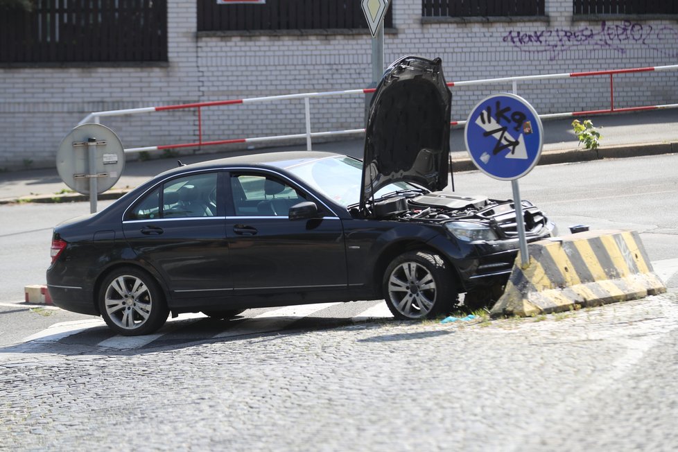 Nabourané auto, které řídila Dáda Patrasová.