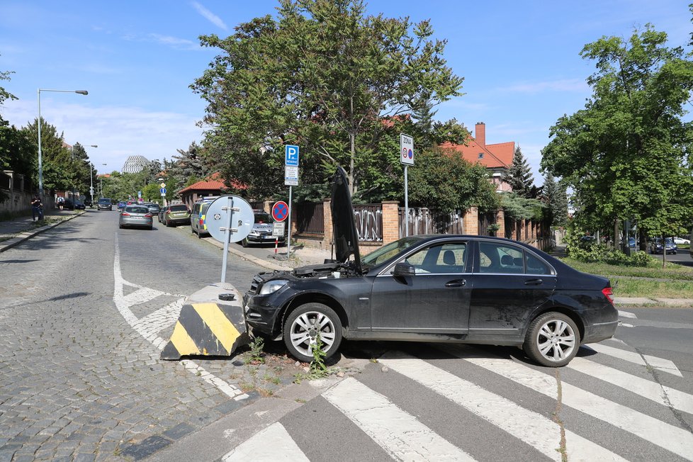 Nabourané auto, které řídila Dáda Patrasová.