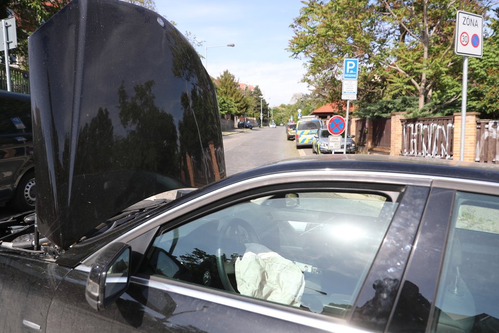 Nabourané auto, které řídila Dáda Patrasová. Dokonce vystřelil i airbag.