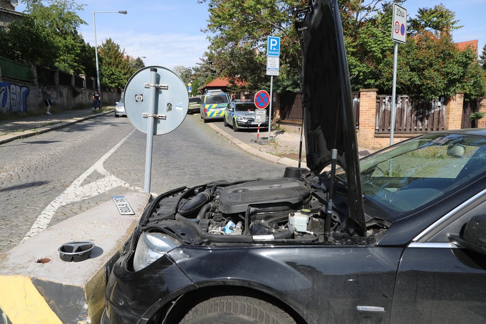 Nabourané auto, které řídila Dáda Patrasová.