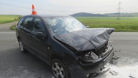 Za nehodu může zřejmě řidička této škodovky.