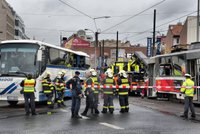 Srážka tramvaje a autobusu v Praze: Šestice zraněných hovoří o štěstí