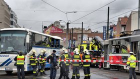 Bilance pondělní dramatické srážky autobusu a tramvaje v Praze: Šest zraněných, z toho jeden řidič, jedno dítě a čtyři dospělí cestující