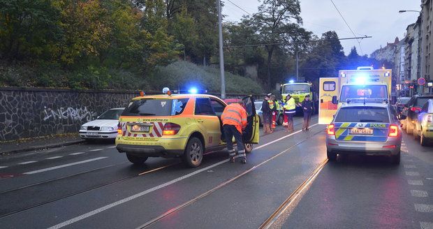 Motorkář srazil holčičku (4) na přechodu v Praze! Jel na červenou