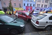 Řidič dostal za volantem infarkt a zemřel: Dopravní nehoda ve Francouzské ulici zastavila provoz
