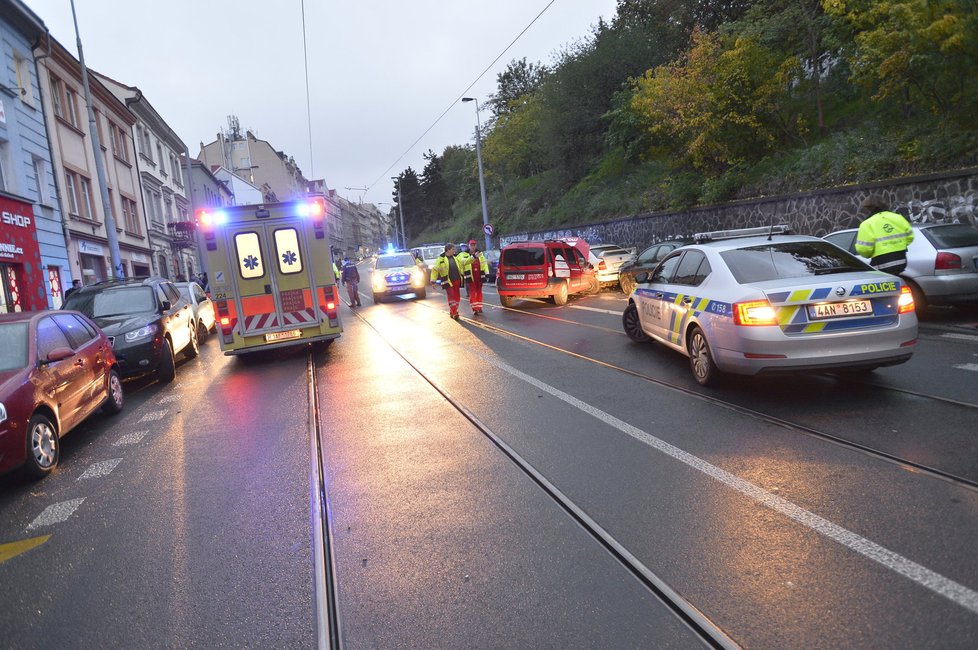 Muž za volantem dostal infarkt a v ulici Francouzská naboural několik aut.