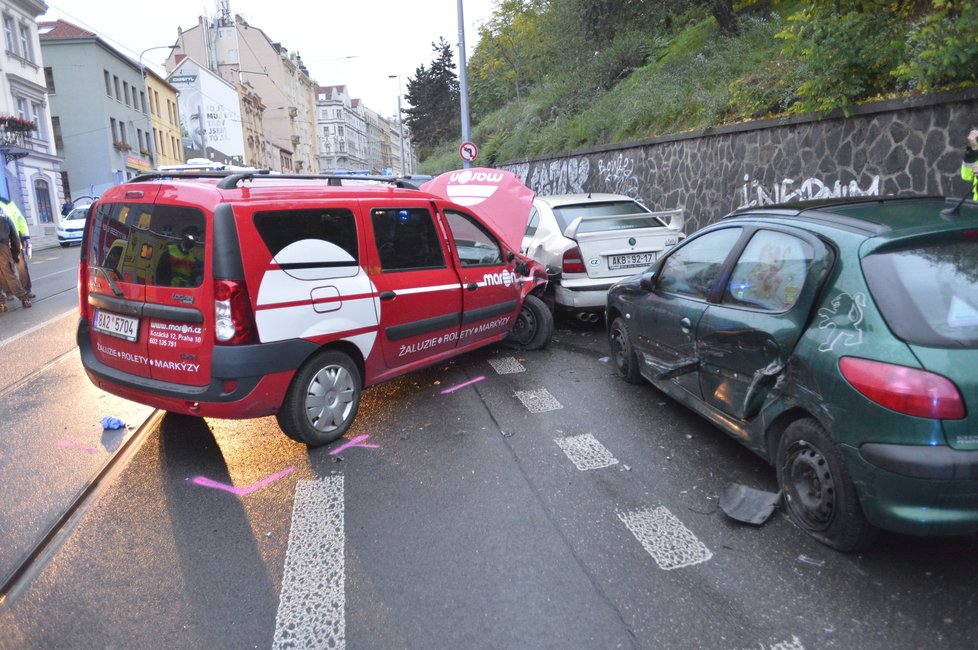 Muž za volantem dostal infarkt a v ulici Francouzská naboural několik aut.
