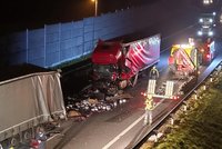 Tragická nehoda u Návsí: Řidič nedobrzdil a narazil zezadu do kamionu, na místě zemřel