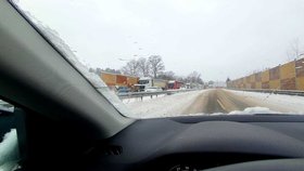 Přívaly sněhu (14. 1. 2021) zastavily jeden pruh dálnice z Frýdku-Místku na Český Těšín. 