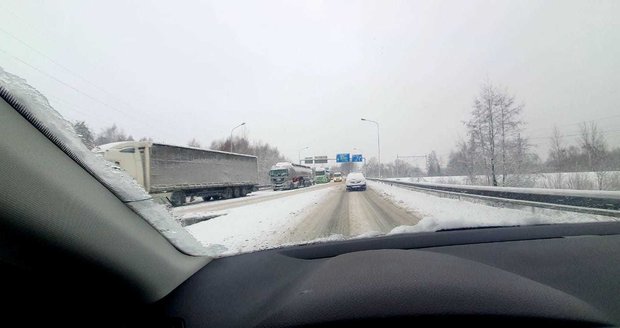 Přívaly sněhu (14. 1. 2021) zastavily jeden pruh dálnice z Frýdku-Místku na Český Těšín. 