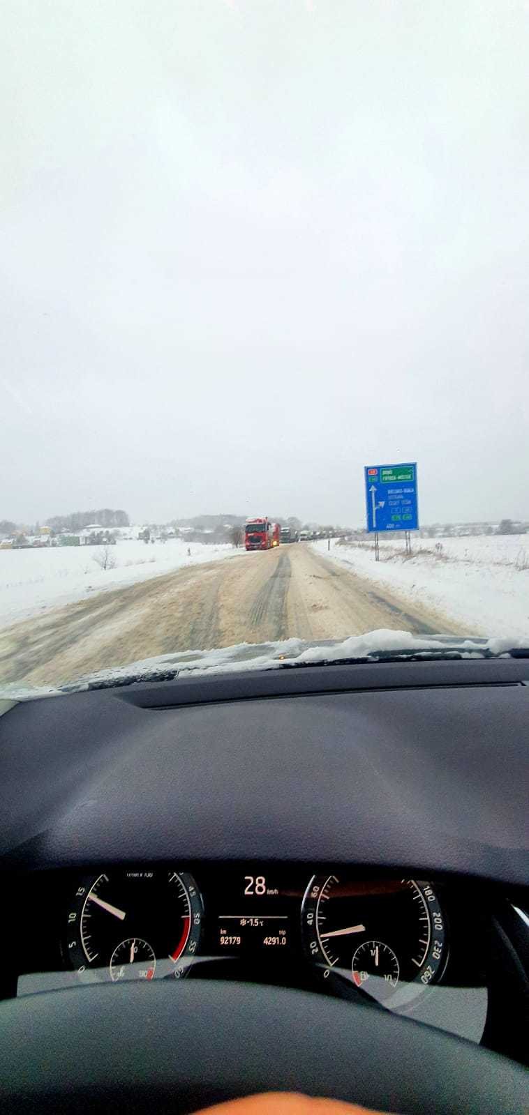 Přívaly sněhu (14. 1. 2021) zastavily jeden pruh dálnice z Frýdku-Místku na Český Těšín.