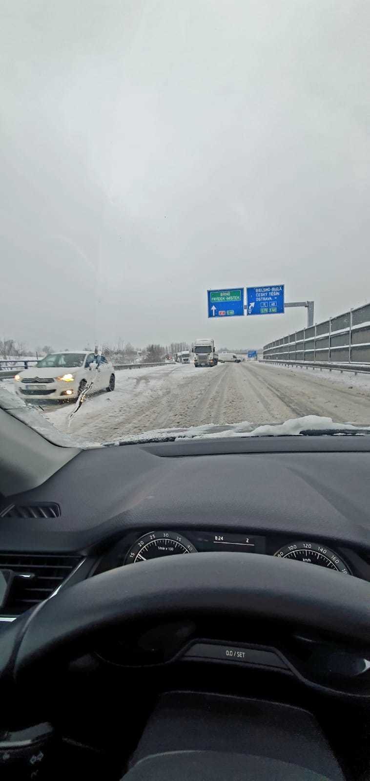 Přívaly sněhu (14. 1. 2021) zastavily jeden pruh dálnice z Frýdku-Místku na Český Těšín.