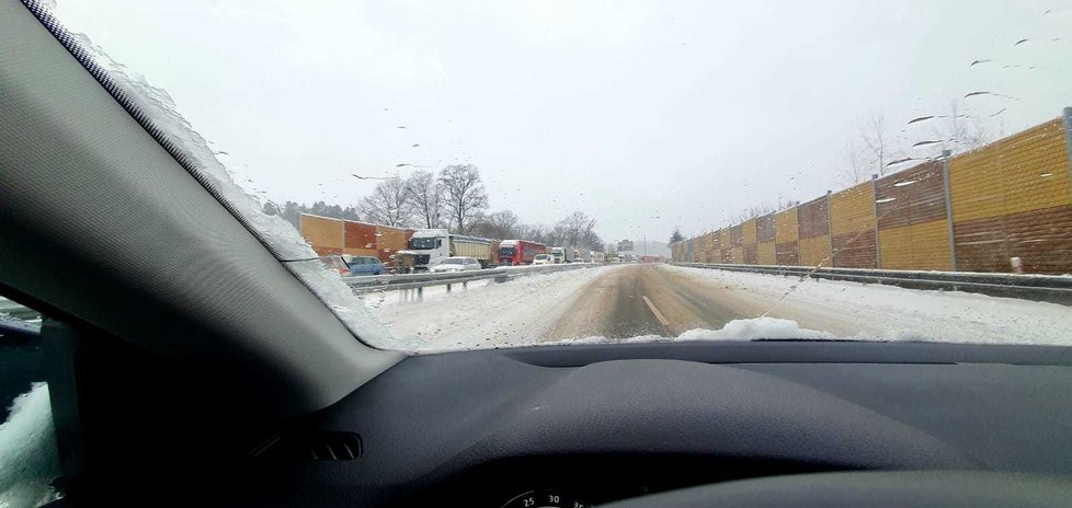 Přívaly sněhu (14. 1. 2021) zastavily jeden pruh dálnice z Frýdku-Místku na Český Těšín.