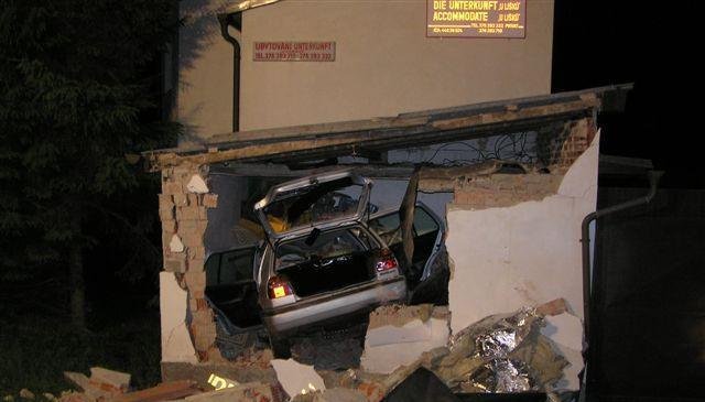 Vůz VW Golf prorazil první zeď u garáže, vletěl dovnitř….
