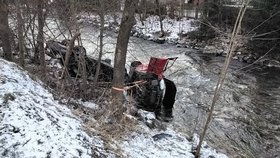Dva automobily skončily po kolizi v potoce.