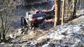 Dva automobily skončily po kolizi v potoce.