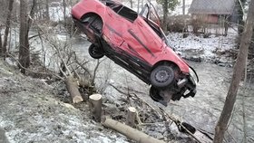 Dva automobily skončily po kolizi v potoce.