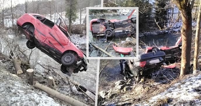 Dva automobily skončily po kolizi v potoce.