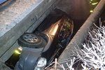 Řidič „zaparkoval“ na bok přímo pod most, vyprošťovat auto musely dvě jednotky hasičů.