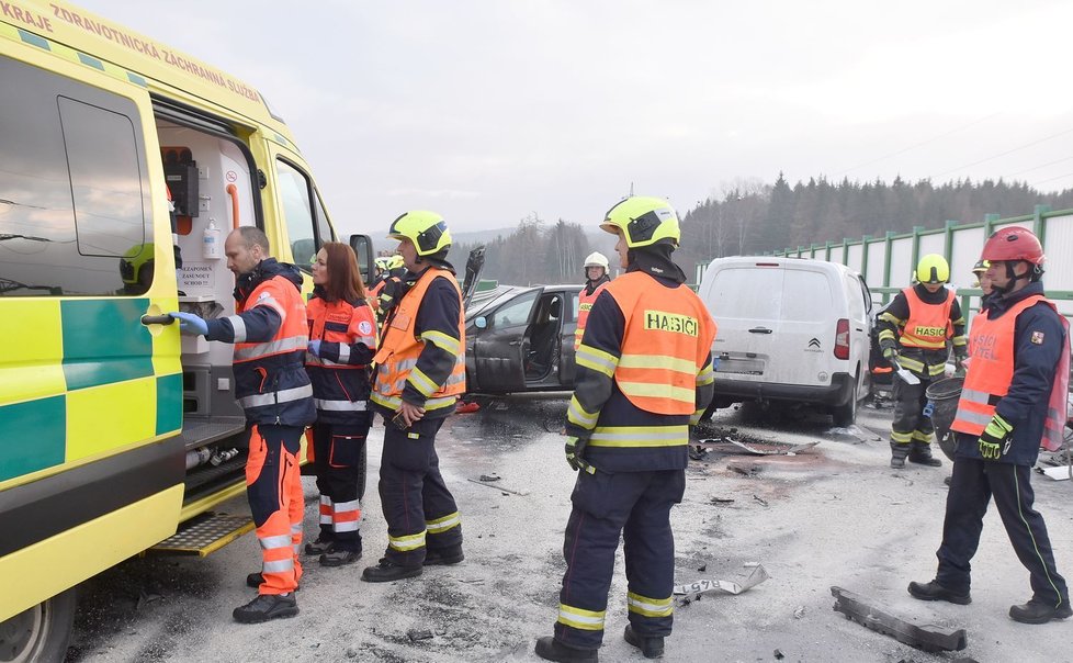 Hasiči pomáhali u nehody, zezadu to do nich na zledovatělé silnici napálilo jiné auto.