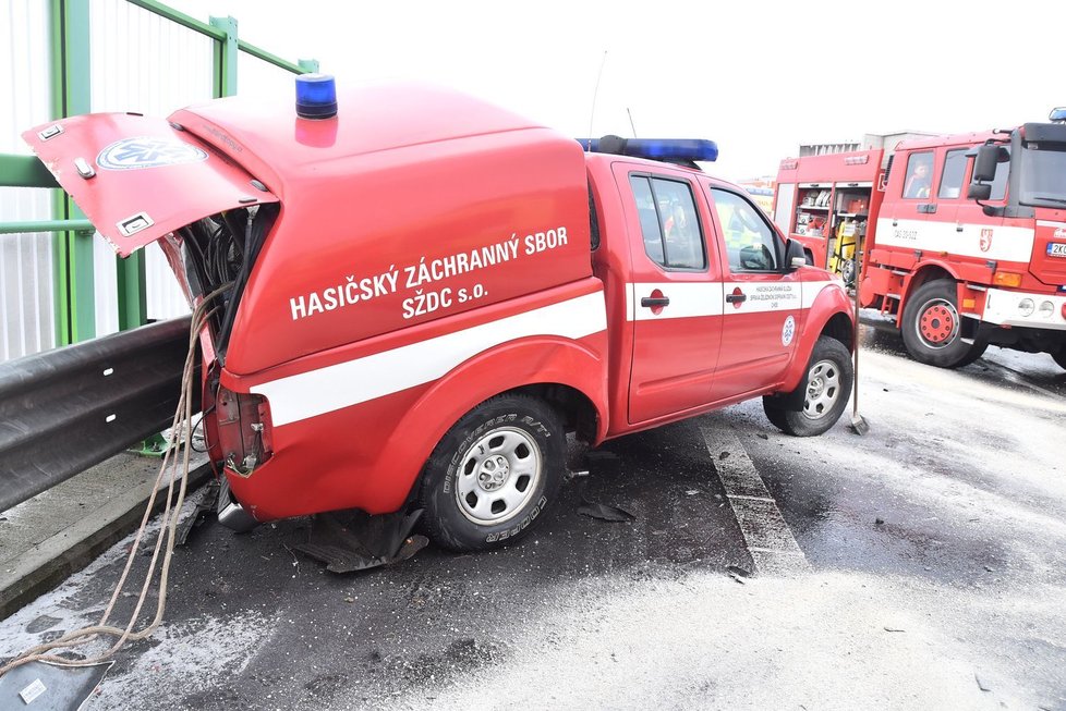 Hasiči pomáhali u nehody, zezadu to do nich na zledovatělé silnici napálilo jiné auto.