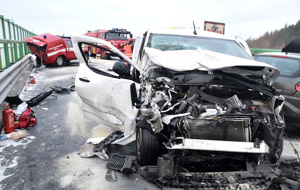 Hasiči pomáhali u nehody, zezadu to do nich na zledovatělé silnici napálilo jiné auto.