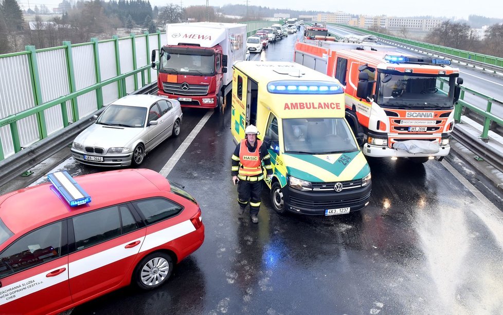 Hasiči pomáhali u nehody, zezadu to do nich na zledovatělé silnici napálilo jiné auto.