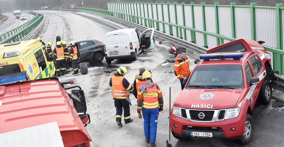 Hasiči pomáhali u nehody, zezadu to do nich na zledovatělé silnici napálilo jiné auto.