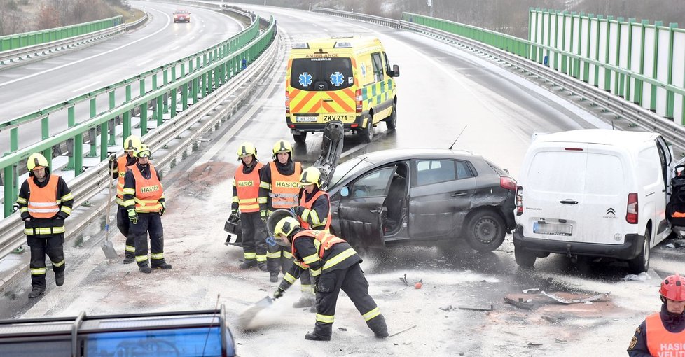 Hasiči pomáhali u nehody, zezadu to do nich na zledovatělé silnici napálilo jiné auto.