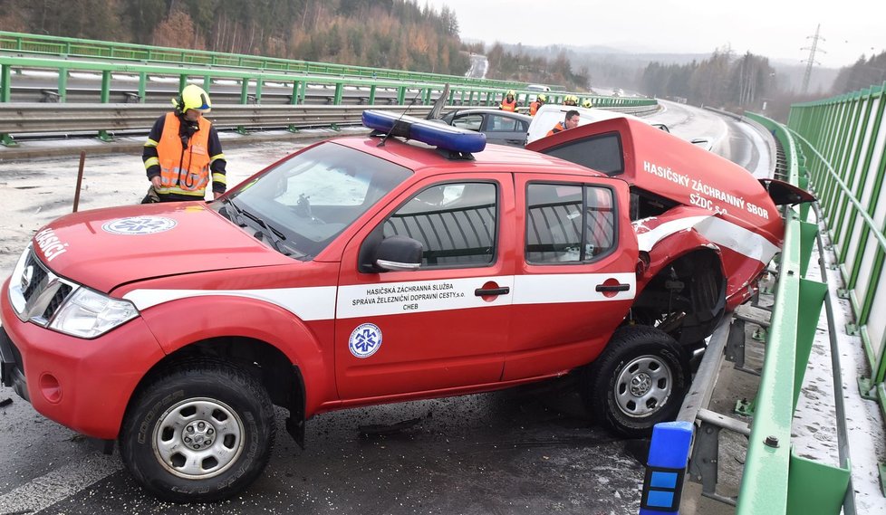 Hasiči pomáhali u nehody, zezadu to do nich na zledovatělé silnici napálilo jiné auto.