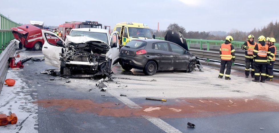 Hasiči pomáhali u nehody, zezadu to do nich na zledovatělé silnici napálilo jiné auto.