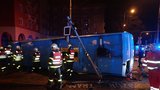 To byla šlupka! Náklaďák převrátil v Ostravě linkový autobus: Dva lidé se zranili
