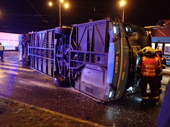 V Ostravě se srazil kamion s linkovým autobusem.