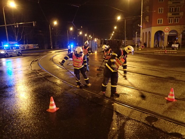 V Ostravě se srazil kamion s linkovým autobusem.