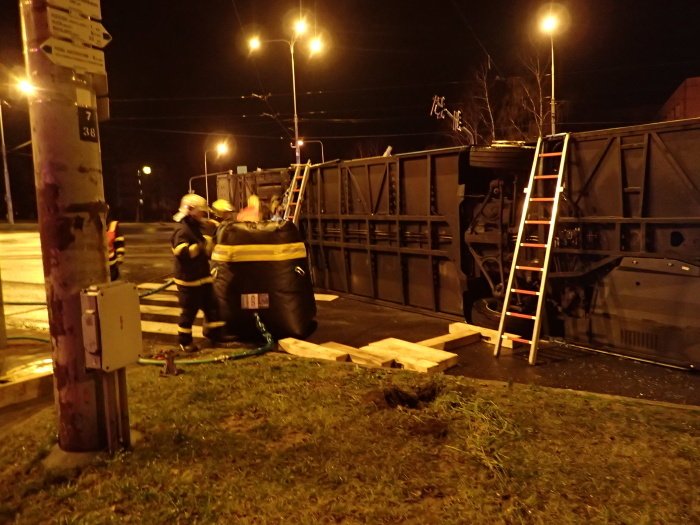 V Ostravě se srazil kamion s linkovým autobusem.