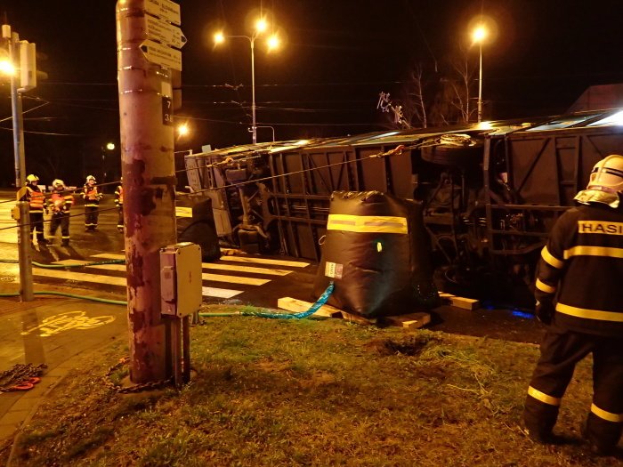 V Ostravě se srazil kamion s linkovým autobusem.